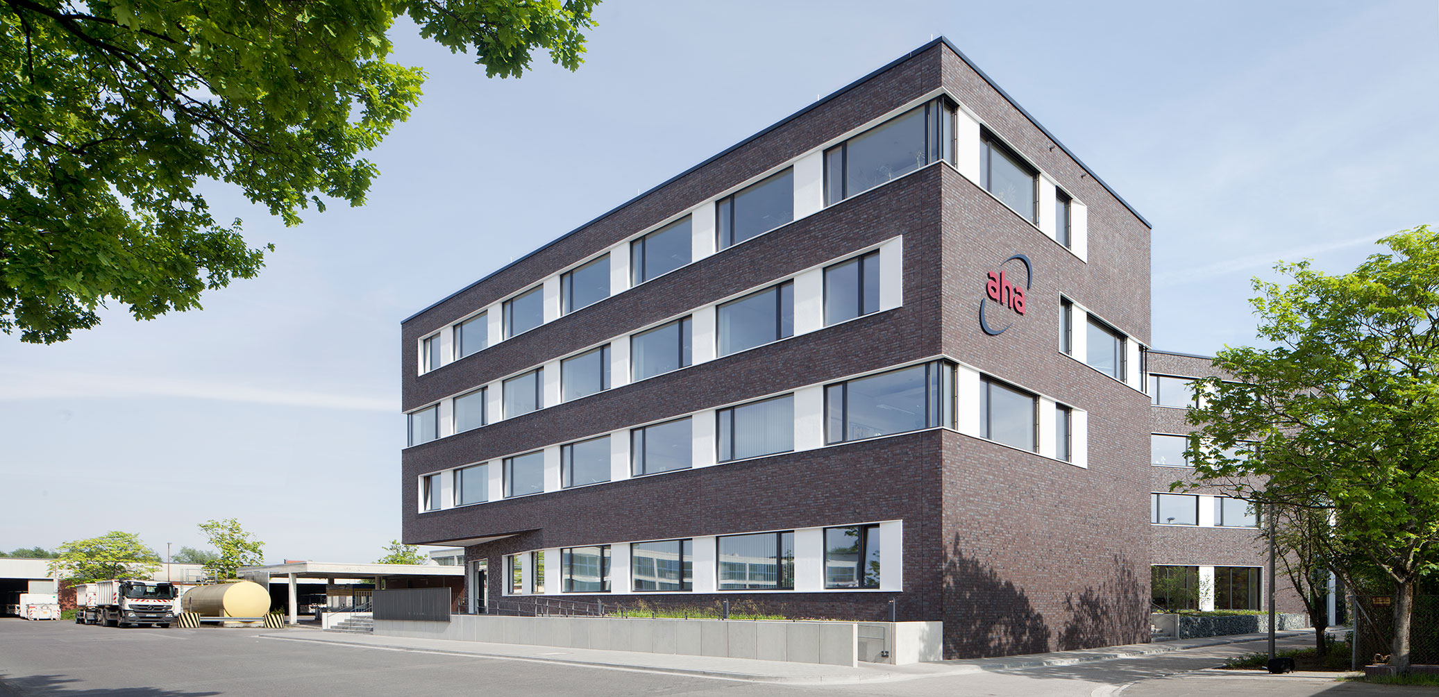 Sozial- und Verwaltungsgebäude Eingang Sozial- und Verwaltungsgebäude Eingang