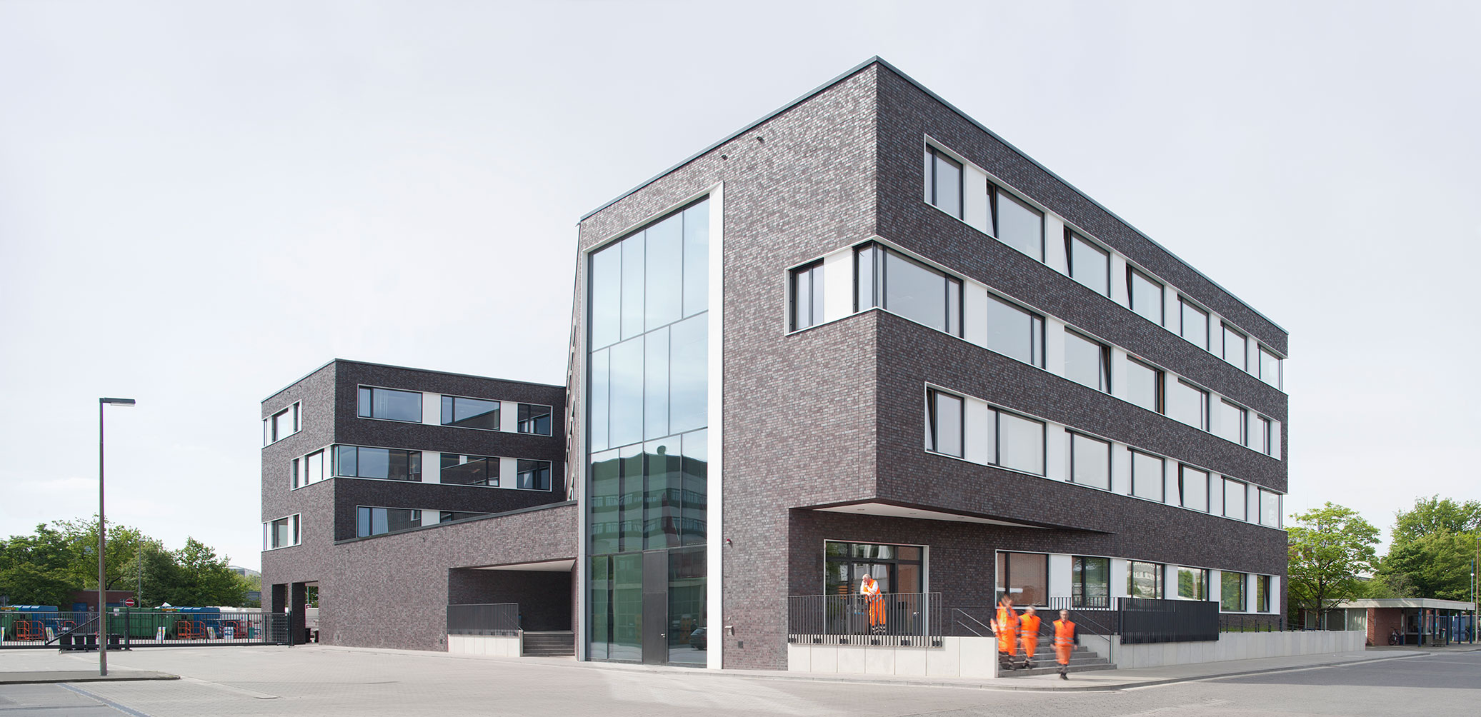 Sozial- und Verwaltungsgebäude Eingang Sozial- und Verwaltungsgebäude Eingang