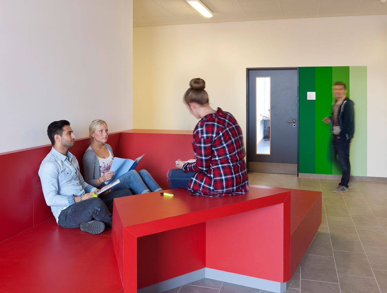 Berufliche Schulen Hamburg Standort B5 – Wirtschaftsgymnasium und Berufsschule Sitzmöglichkeit Berufliche Schulen Hamburg Standort B5 – Wirtschaftsgymnasium und Berufsschule Sitzmöglichkeit